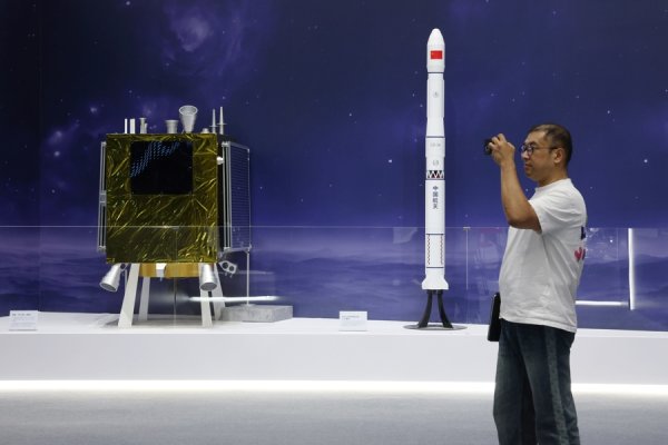 新股配资服务官网 现场看月球正背面样品！“中国探月工程20年”展览亮相世博会博物馆